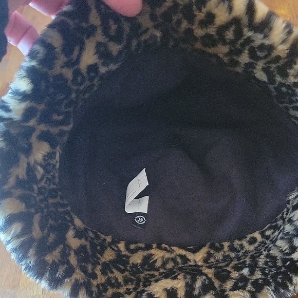 Isotoner Women's Black Stretch Fleece Hat and Gloves - Picture 5 of 6